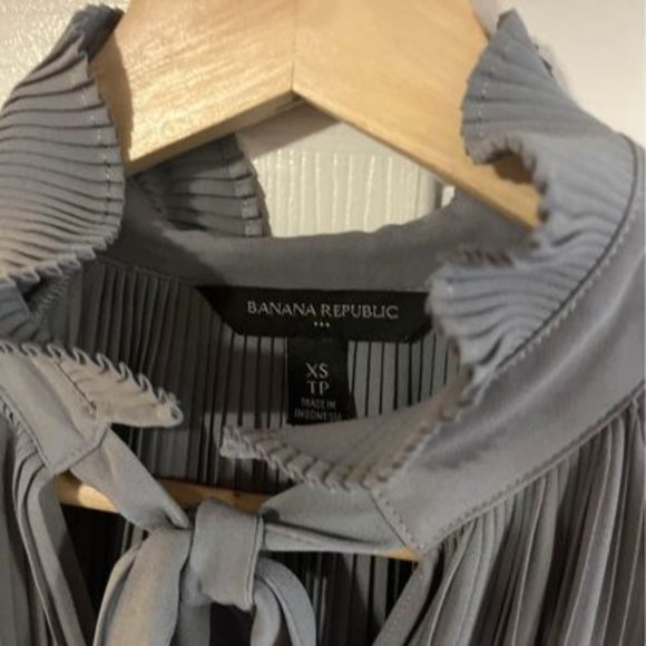 Gray accordion pleated blouse Banana Republic Size XS - Picture 4 of 4